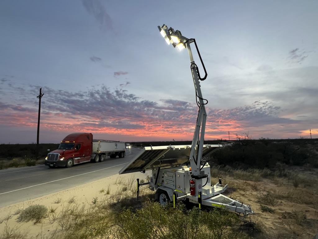 A solar panel on a trailer

Description automatically generated